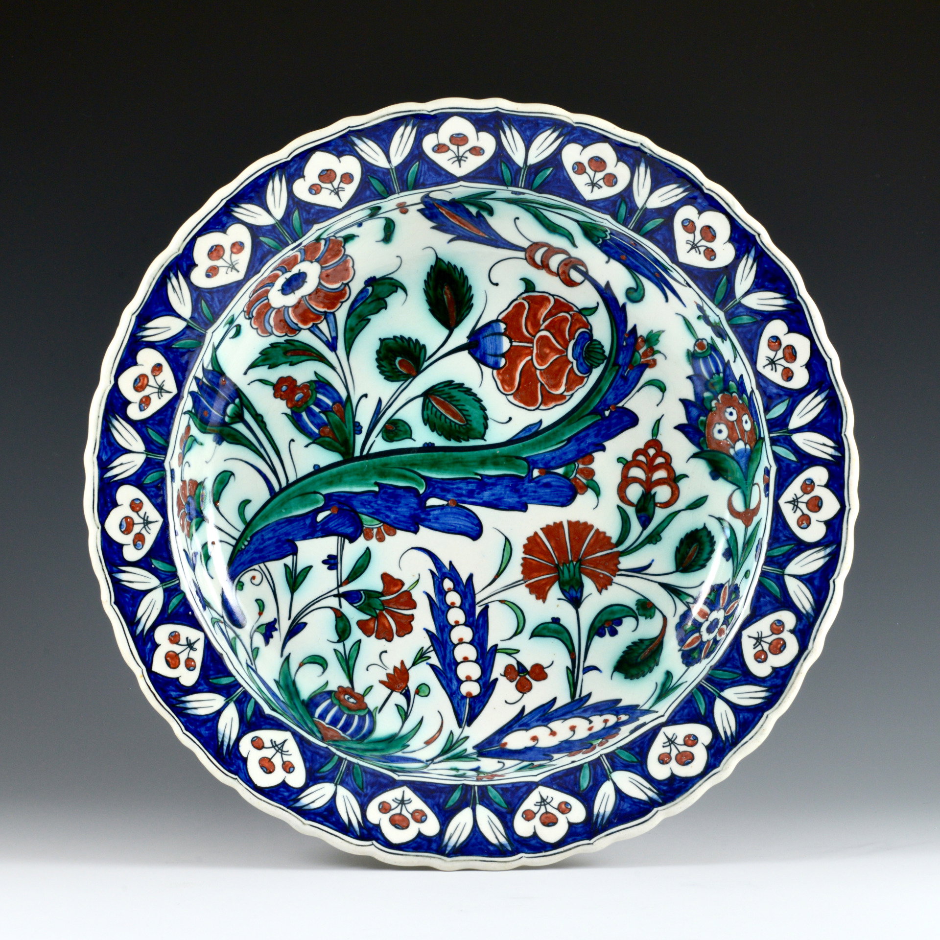 Teller mit floralen Motiven im Iznik-Stil - Cantagalli-Manufaktur, Ende des 19. Jahrhunderts